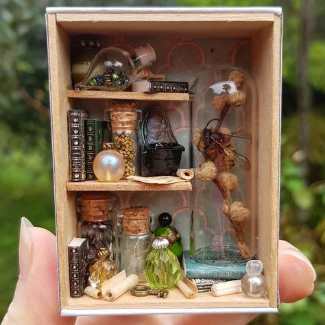 Miniature Diorama Diy, Diorama Art Miniatures, Box Diorama Ideas, Matchbox Miniatures, Box Art Ideas, Miniature Trinkets, Matchbox Diorama, Miniature Steampunk, Dioramas Ideas