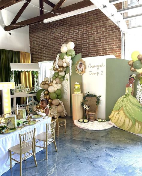 Princess And The Frog Table Setting, Princess And The Frog Bachelorette Party, Princess And The Frog Birthday Decorations, Princess Tiana Decor, Princess And The Frog Birthday Party Sweet 16, Princess Tiana Backdrop, Princess And The From Sweet 16, Princess And The Frog Balloon Garland, Princess And The Frog Aesthetic Quince