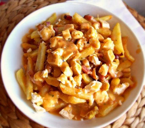 Mis à part mes amis, la neige, Tim Hortons, les superbes paysages, l’accent charmant … ce qui me manque le plus depuis que j’ai quitté le Québec, c’est UNE BONNE POUTINE ! U… What To Eat Tonight, Poutine Recipe, Loaded Fries, Chocolate Cheese, Tim Hortons, Poutine, Very Hungry, Fish And Chips, Keto Dinner