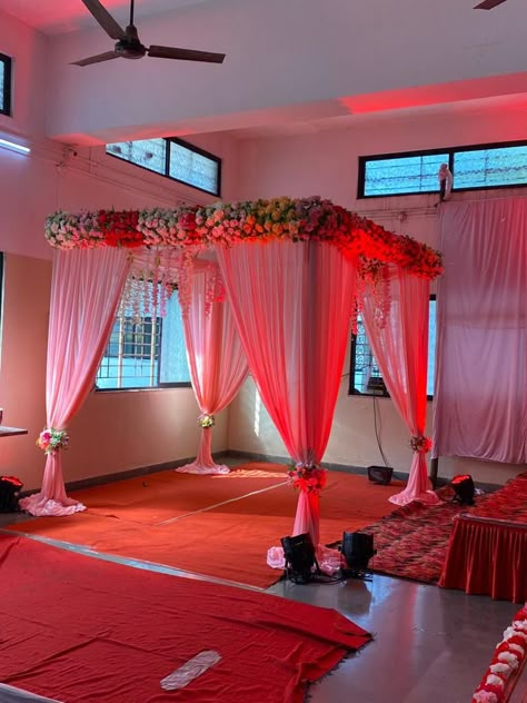 Marriage Chori Decoration, Simple Marriage Decoration, Saptpadi Decoration, Shadi Mandap Decoration, Flower Gate Decoration Wedding, Simple Mandap Design, Saptapadi Decoration Ideas, Casual Wedding Decor, Hindu Wedding Decorations