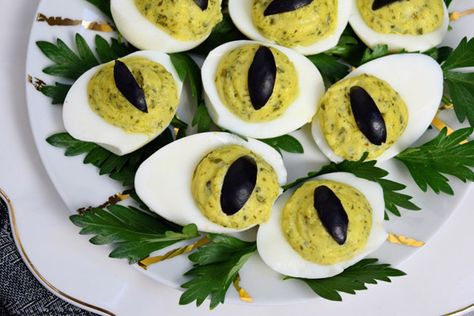 Dragon Eyeballs (Pesto and Olive Deviled Eggs) for the boys in pur unicorn party Dinosaur Themed Baby Shower Ideas, Halloween Deviled Eggs, Themed Baby Shower Ideas, Dinosaur Baby Shower Theme, Dragon Baby Shower, Gluten Free Halloween, Dragon Birthday Parties, Dinosaur Birthday Party Decorations, Fest Temaer