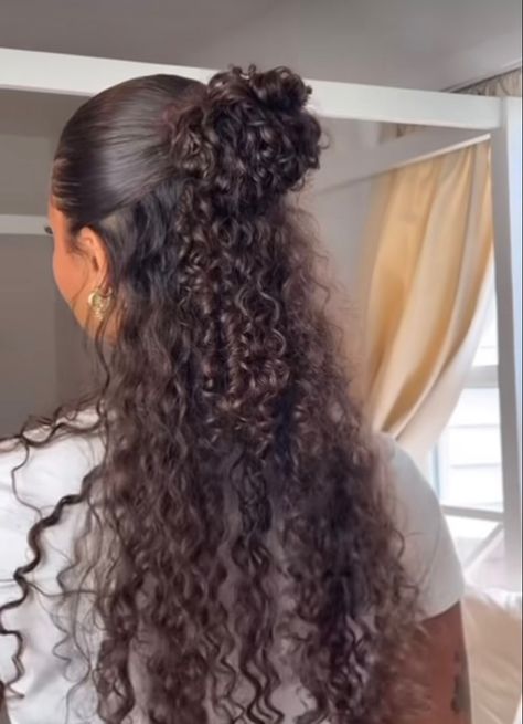 Half Bun Half Down Curly Hair, Half Up Half Down Curly Hair Styles, Half Up Half Down Slick Back Curly Hair, Summer Curly Hairstyles Natural Curls, Curly Hair Outfits Summer, Athletic Curly Hairstyles, School Hairstyles Curly Hair, Half Up Half Down Hair Curly, Half Up Half Down Curly Hairstyles