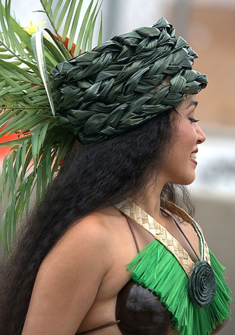 Beautiful Headpieces, Polynesian Beauty, Tahitian Costumes, Ori Tahiti, Coconut Leaves, Competition Costumes, Pacific Islands, Folk Costume, Tropical Paradise