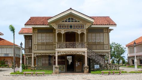 old philippine house Philippine Architecture, Old House Design, Filipino House, Filipino Architecture, Philippines House Design, Spanish Colonial Homes, Philippine Houses, Old House Interior, Asian Architecture