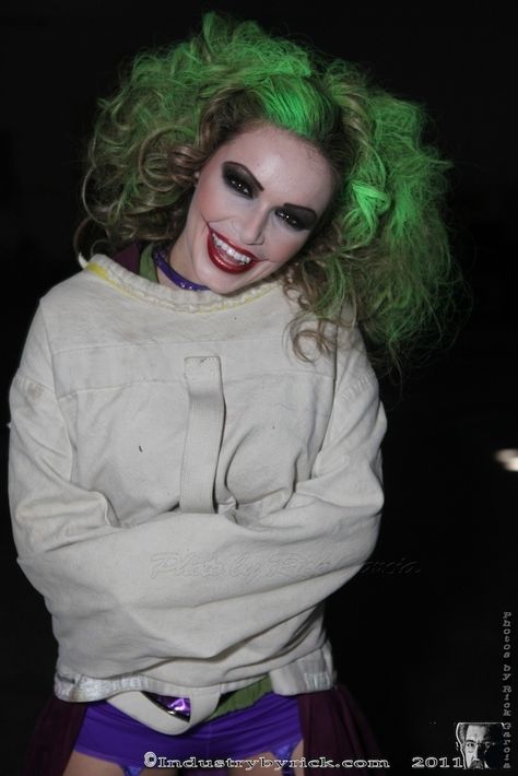 The way I like comics! — porkiepuss: Lady Joker cosplay … DC comics Straight Jacket Costume, Joker Girl, Joker Outfit, Female Joker, Joker Makeup, Joker Costume, Halloween Coustumes, Holloween Costume, Carnival Costume