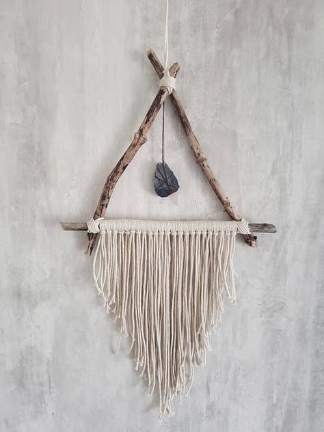 Driftwood Hanging, Simpul Makrame, Driftwood Art Diy, Dream Catcher Craft, Yarn Wall Art, Macrame Wall Hanging Diy, Diy Boho, Yarn Wall Hanging, Driftwood Crafts