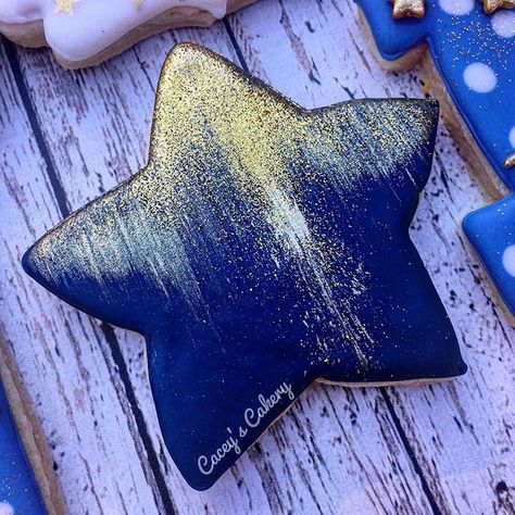 I have been loving all the tags I've been getting of my gold and glitter design which is crazy versatile! #sugarcookies #decoratedcookies… Galaxy Cookies, Star Sugar Cookies, Buttercream Decorating, Halloween Cookies Decorated, Sugar Cookie Icing, Chewy Sugar Cookies, Sugar Cookie Designs, Star Cookies, Glitter Design