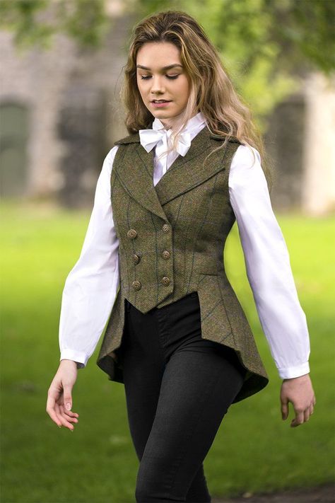 Dawn Treader, Waistcoat Woman, Lady Mary, Chique Outfits, Vest Outfits, Fantasy Clothing, Fantasy Fashion, Mode Vintage, Suit Fashion