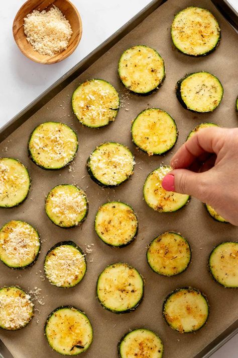 Baked Parmesan Zucchini Slices With Seasoning (No Breading) Sliced Zucchini Recipes Baked, Zuccini Slice, Sliced Zucchini Recipes, Zucchini Spears, Baked Parmesan Zucchini, Zucchini In The Oven, Zucchini Cheddar, Baking With Olive Oil, Zucchini Rounds