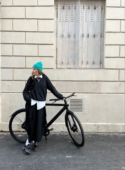 Bycicle Photo Ideas, Poses With Bike, Cyclist Aesthetic, Cycling Pose, Bike Portrait, Bicycle Photoshoot, Biking To Work, Cycling In London, Bicycle Photo