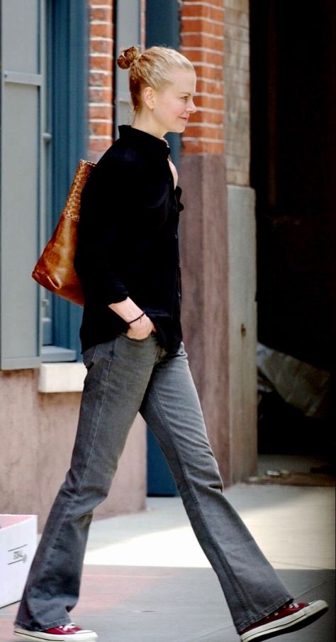 Nicole Kidman Street Style Nicole Kidman Style, Minimalist Fashion Chic, Black Top Outfit, Parisian Chic Style, Well Dressed Women, Casual Day Outfits, Celebrity Street Style, Stylish Clothes For Women, Nicole Kidman