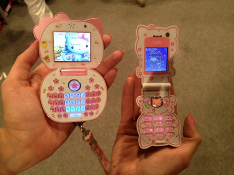 Tori Vega, Charmmy Kitty, Hello Kitty Aesthetic, Flip Phones, Hello Kitty Pictures, Japanese Sweets, Hello Kitty Items, Cat Valentine, Hello Kitty Collection