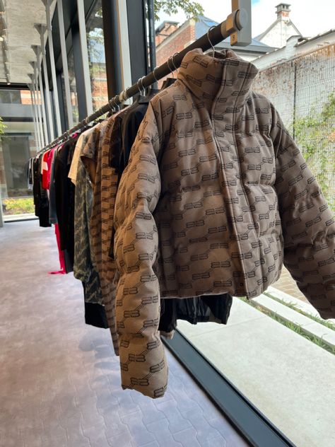 Balenciaga Jacket Outfit, Balenciaga Puffer Jacket, Balenciaga Jacket, Balenciaga Style, House Inspo, Jacket Outfits, Puffer Jacket, Balenciaga, Fur Coat