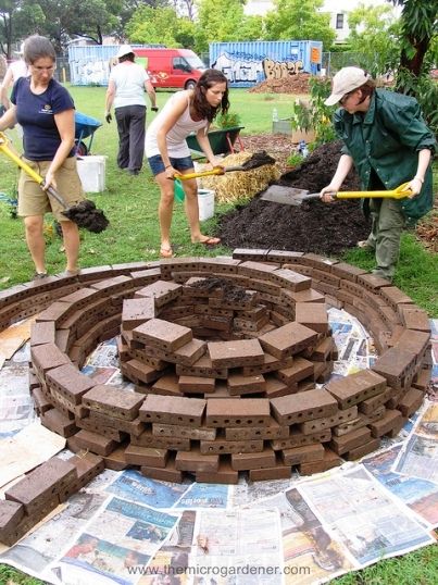 4 Step Guide to Building a Herb Spiral Herb Spiral, Spiral Garden, Permaculture Gardening, Permaculture Design, Unique Gardens, Community Gardening, Garden Structures, Veggie Garden, Edible Garden