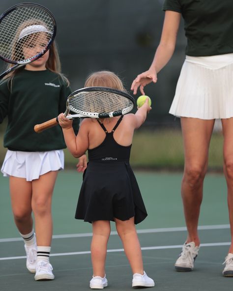 Making tennis a family affair! Tennis Mom Aesthetic, Sport Mom Aesthetic, Tennis Coach Aesthetic, Tennis Couple Aesthetic, Tennis Girlfriend, Tennis Wag, Sports Wife, Tennis Things, Sports Birthday Cakes