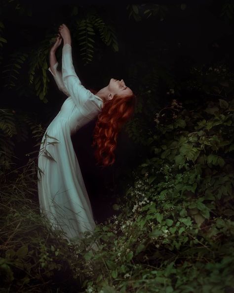 Swamp Witch Photoshoot, Nature Witch Photoshoot, Erin Aesthetic, Vampire Photoshoot, Witchy Wood Photoshoot, Mystic Girl, Creepy Woods Photoshoot, Woods Photoshoot, Witch Forest Photography