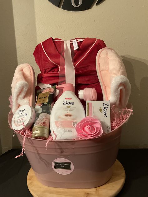 Gift Basket Pink Theme, Christmas Gift Baskets For Mom, Burr Basket Ideas For Mom, Gift Basket For Mom Christmas, Robe Gift Basket Ideas, Women Day Ideas Creative Diy Gifts, Self Care Basket Ideas For Women, Mom's Birthday Ideas, Burr Basket For Mom