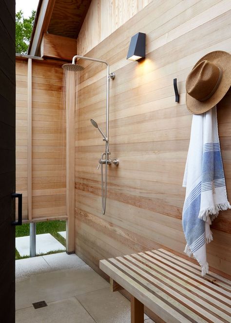 15 Stunning Outdoor Shower Ideas to Borrow for Your Own Backyard Outdoor Shower Beach, Outdoor Bathroom Design, Robert Young, Pool Shower, Cle Tile, Outdoor Bathrooms, Barn Style House, Backyard Retreat, Garden Landscape Design