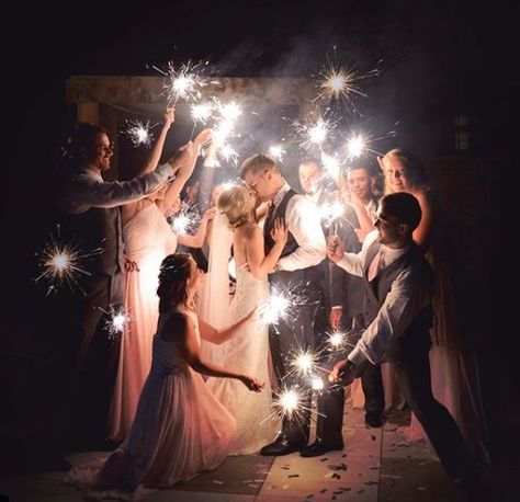 Wedding Photo Ceremony Must Have, Sparkler Send Off Pictures, Wedding Photoshoot Ideas Bridal Party, Wedding Family Photos List, Wedding Photos Party, Wedding Send Off Ideas Nighttime, Sparklers Wedding Send Off, Sparkler Photos, Wedding Sparklers Photos