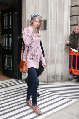 2010 > LEAVING THE BBC 2 STUDIOS IN LONDON, ENGLAND Taylor Swift Winter, Fashion Dress Up Games, Taylor Swift Street Style, Taylor Outfits, Taylor Swift New, Estilo Taylor Swift, Taylor Swift Outfits, Taylor Swift Videos, Taylor Swift Concert