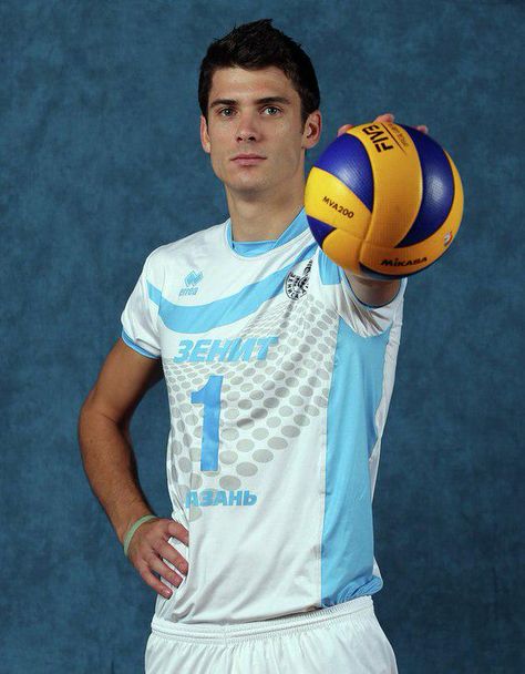 Male Volleyball Poses, Volleyball Portraits, Matt Anderson Volleyball, Boys Volleyball, Sport Photoshoot Ideas, Grad Poses, Volleyball Photography, Volleyball Senior Pictures, Handball Players