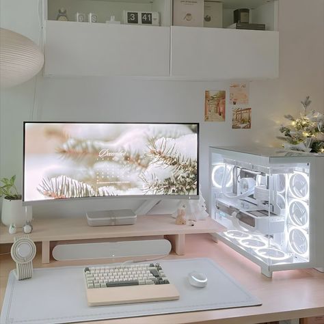 Pc Setup Aesthetic Minimalist, Neutral Pc Setup, Minimalist Gaming Setup, Cosy Desk, Desks Minimalist, Setup Minimalist, White Desk Setup, Work Cubicle Decor, Cozy Desk Setup