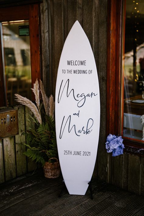 Surfboard Wedding, Wedding Welcome Sign Ideas, Dusty Blue Wedding Theme, Welcome Sign Ideas, The Moon Photography, Surfboard Art Design, Tropical Wedding Ideas, Entrance Decoration, Blue Wedding Theme