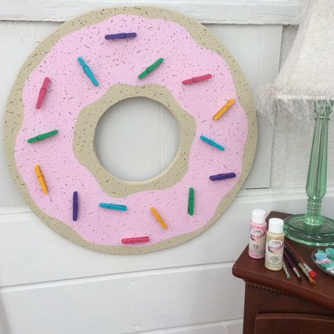 How to make a sprinkle donut bulletin board – Recycled Crafts #donut #bulletinboard #sprinkles #clothespins #organize Donut Bulletin Board, Giant Donut, Classroom Wishlist, Donut Themed Birthday Party, Birthday Bulletin Boards, Donut Decorations, Sprinkle Party, Sprinkle Donut, Bulletin Board Decor