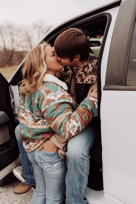 Western Boyfriend And Girlfriend Pictures Country, Holding Hand Pictures, Cute Couple Pics Western, Cute Country Couples Pictures, Spicy Country Couple Photos, Western Relationship Goals, Couple Western Goals, Country Couple Pictures Summer, Cute Western Couple Pictures