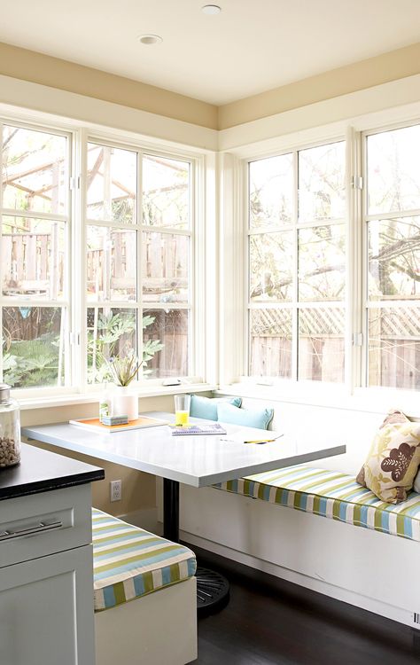 dining-area-window-booth-seating-926766f8 Kitchen Booth, Kitchen Banquette, Kitchen Seating, Casa Vintage, Banquette Seating, Kitchen Family Rooms, Kitchen Benches, Kitchen Nook, Cozy Kitchen