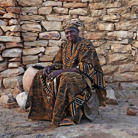 ► Discover the enigmatic Dogon tribe of Mali Dogon Tribe, Afro Inspiration, Sirius B, Mask Dance, Dancer Wear, Carved Wood Sculpture, Wood Sculptures, Roi Lion, Vintage Portraits