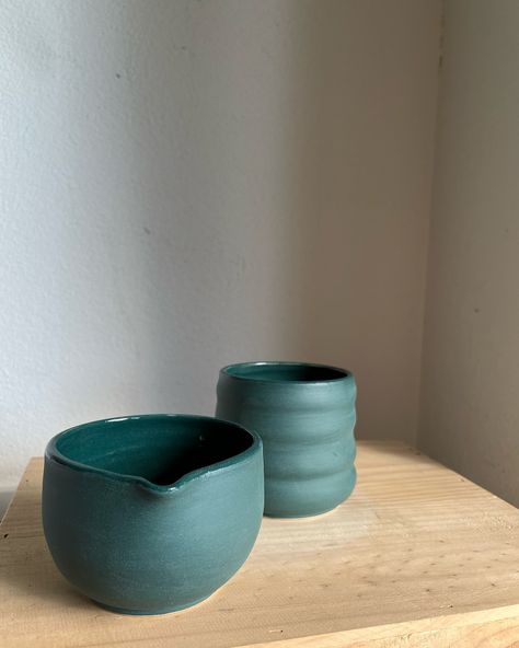 green matcha bowls and mug Wheel Pottery Ideas, Ceramic Glaze Ideas, Pottery Wheel Ideas, Cool Pottery, Aesthetic Pottery, Pottery Glaze, Pottery Inspo, Pottery Inspiration, Matcha Bowl