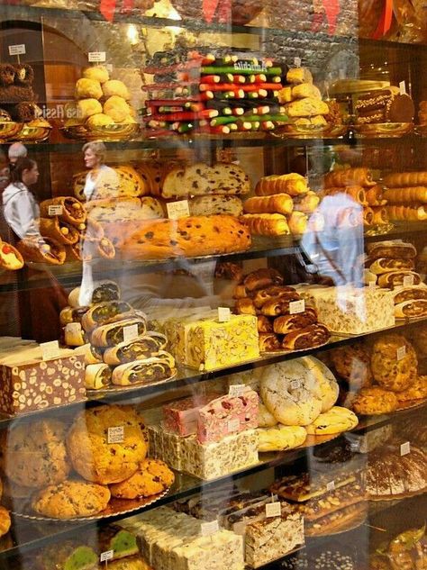 Bread Store, Breads And Pastries, Boutique Patisserie, Assisi Italy, Cycling Trips, Bakery Desserts, Bakery Shop, Green Heart, Pastry Shop