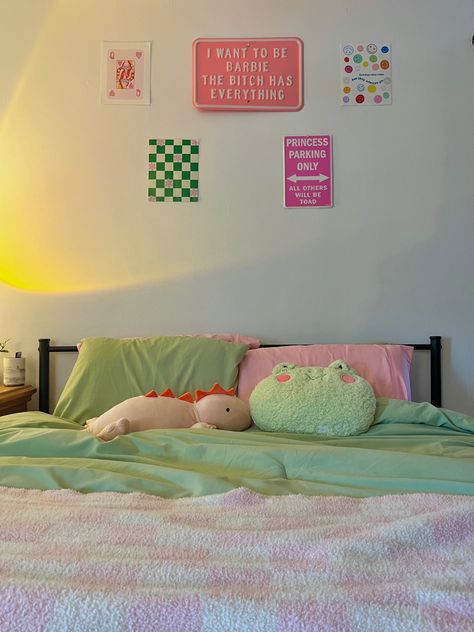 Bedroom inspo, bright, green and pink, signs. Pink checkered blanket. Pink weighted dragon #Frog pillow #Pink signs #pinkroom #greenroom #sunsetlamp Room Ideas Hot Pink, Dorm Room Ideas Orange, Orange Dorm Room Ideas, College Dorm Room Ideas Pink, Room Ideas Orange, Room Ideas Pink And Orange, Pink College Dorm Room Ideas, Pink And Orange Dorm Room, Pink And Orange Dorm