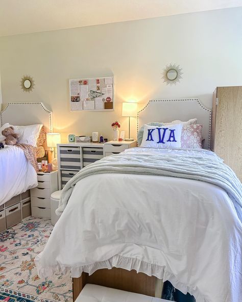 Long awaited dorm reveal (and special moments from my first week at college!) #happyfdoc 📚🌷🌞 Aesthetic College Dorm, Dorm Decor Aesthetic, Dorm Items List, Dorm Room Crafts, Fairfield University, Mercer University, Belmont University, University Aesthetic, University Dorms