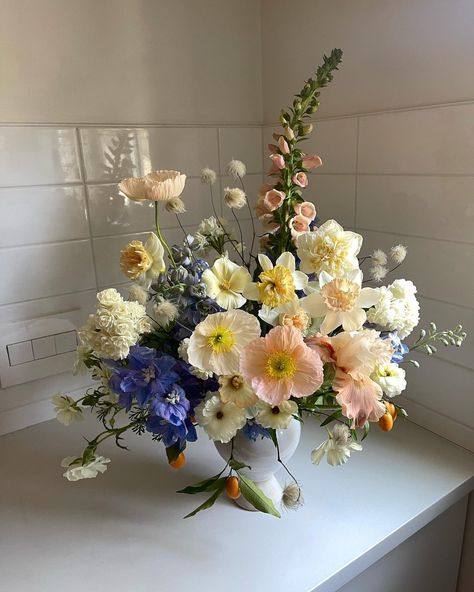 yasmine (@yasminemei) • Instagram photos and videos Poppy Arrangements, Poppies Artwork, Hibiscus Bouquet, Wrapped Bouquet, Summer Flower Arrangements, Spring Arrangements, Flowers Instagram, Flower Shower, Nothing But Flowers