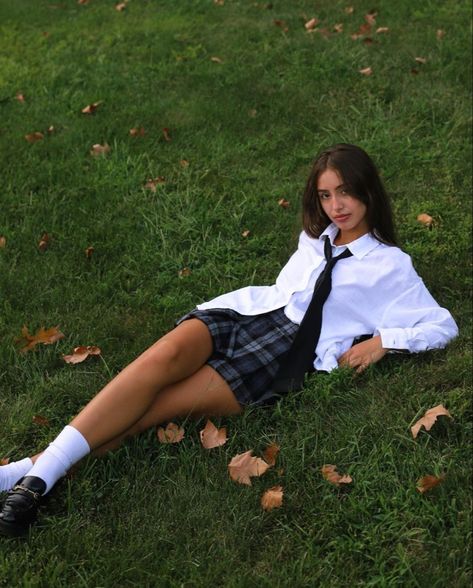 Private School Uniforms, Gossip Girl Outfits, School Uniform Fashion, School Uniform Outfits, Uniform Fashion, Girls Uniforms, Rory Gilmore, 가을 패션, The Grass