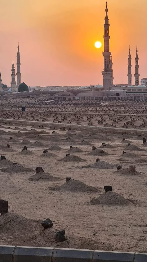 Grave Islam, Muslim Grave Pics, Islamic Grave Photography, Medina Wallpaper, Mecca Images, Khwaja Ji Pic, Couple Wallpaper Relationships, Jumma Mubarak Beautiful Images, Medina Mosque