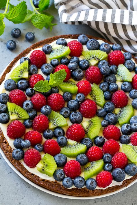 Brownie pizza topped with cream cheese frosting and fresh fruit. Fruit Pizza Frosting Recipe, Fruit Pizza Topping, Fruit Pizza Icing, Fruit Pizza Frosting, Fruit Pizza Bar, Dessert Pizza Fruit, Fruit Pizza Designs, Fruit Pizza Crust, Fruit Pizza Sugar Cookie Recipe