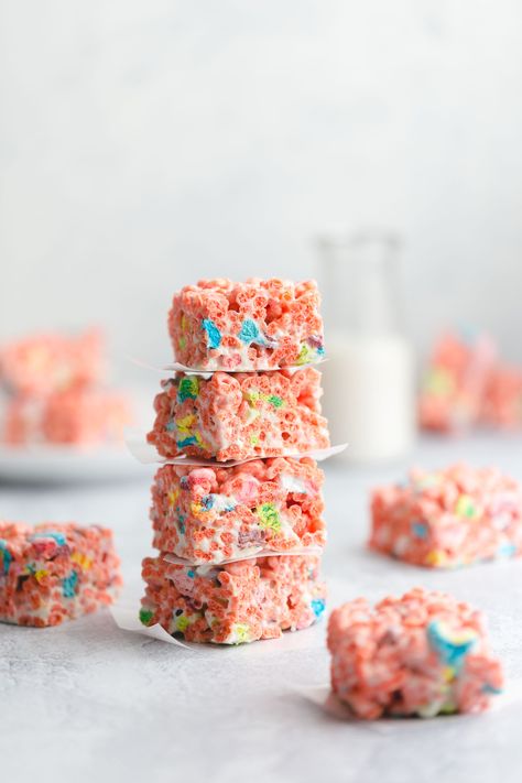 Lucky Charms Treats Fruity Pebbles Treats, Lucky Charms Treats, Rice Krispie Treats Recipe, Homemade Rice Krispies Treats, Rice Crispy Treats Recipe, Fruity Pebbles Cereal, Calorie Snacks, Lucky Charms Marshmallows, Krispie Treats Recipe