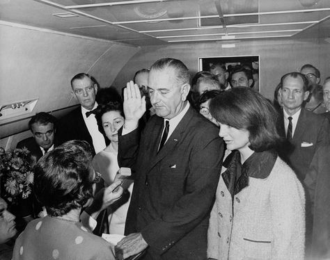 Lyndon B. Johnson was sworn into presidential office on Air Force One on the Dallas Love Field tarmac. Lyndon Johnson, Lyndon B Johnson, Photos Rares, Powerful Pictures, Jfk Jr, Lady Bird Johnson, Steve Carell, 22 November, Air Force One