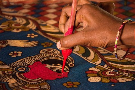 Different type of pen is made particularly to paint or color. Kalamkari Fabric, Home Decor Indian, Indian Illustration, Kalamkari Painting, Girls Long Dresses, Traditional Wall Art, Ancient Technology, Temple Art, Unique House Design