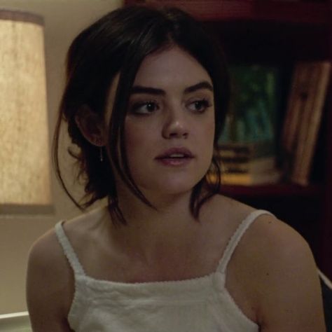 Lucy Hale Aesthetic, Aria Montgomery Makeup, Lucy Hale Pretty Little Liars, Aria Montgomery Hair, Lucy Hale Makeup, Aria Montgomery Aesthetic, Satin Top Outfit, Pretty Little Liars Aria, Aria Montgomery