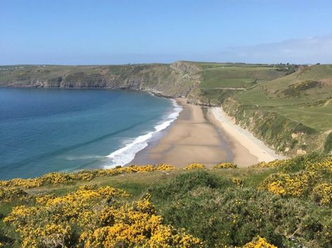 Llyn Peninsula North Wales, Welsh Beaches, Big Farm, Wales Travel, Beach Bucket, Travel Uk, Pretty Beach, Uk Holidays, Beach Gear