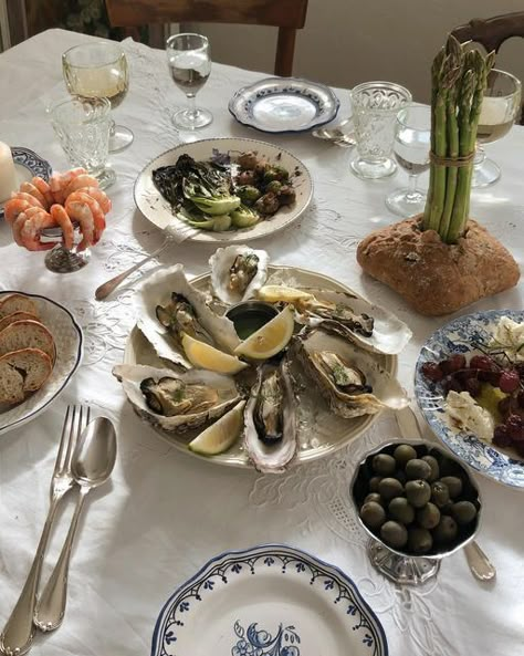 Thrifted Wedding Dishes, Messy Dinner Table, Dinner Hosting Ideas Food, Oyster Night, Mermaid Picnic, Champagne Oysters, Dinner Hosting Ideas, Seafood Dinner Party, Eating Oysters