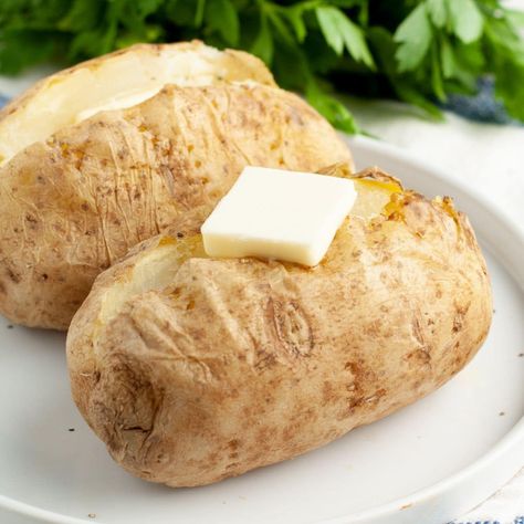 Learn how to microwave a baked potato for a simple side dish in minutes. Tips and tricks for the perfect microwaved bake potatoes. Breakfast Sauce Recipe, Microwave Potatoes, Burger King Zesty Sauce, Microwave Baked Potato, Bagel Sandwich Recipes, Baked Potato Microwave, Microwave Sweet Potato, Baked Potato Recipe, Making Baked Potatoes