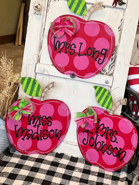 Such a fun creative way to welcome kids to your new room! Diy Christmas Gifts For Friends, Teacher Door Hangers, Baby Door Hangers, Baby Hangers, Door Hanger Template, Teacher Apple, Christmas Gifts For Friends, Gifts For Teachers, Dollar Tree Crafts