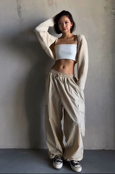 Casual Baddie Outfits, Grey Outfit Ideas, Grey Cargo Pants Outfit, Cargo Pants Outfit Ideas, Cargo Outfits, Casual Baddie, Beige Pants Outfit, Parachute Pants Outfit, Pants Outfit Ideas