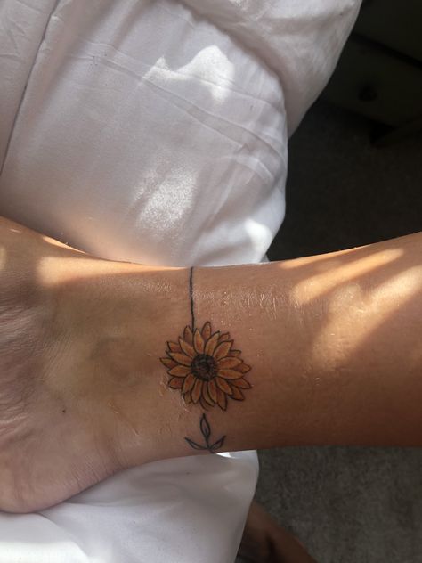 Sunflower Ankle Tattoo, Bracelet Tatoo, Arabic Henna Designs, Anklet Tattoos, Flame Tattoos, Sunflower Tattoos, Small Wrist Tattoos, Tatuaje A Color, Sunflower Tattoo Design