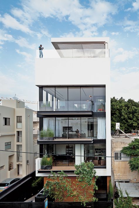 modern town house Israel white facade #minimal #minimalistgigi | Minimalist GiGi // GiGi Black Window Frames, Modern Courtyard, Modern Townhouse, Town House, Floor To Ceiling Windows, Architecture Exterior, Design Minimalista, Apartment Building, Building Design